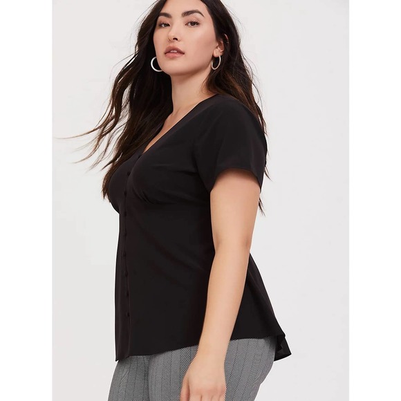 NWT Torrid 3X Chablis Women's Black V Neck Charm Button Up Shirttail Hem - Picture 1 of 9